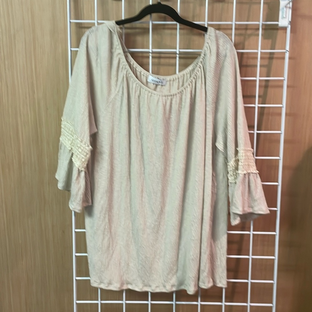 Gilli puffy sleeve shirt. Tan, NWT